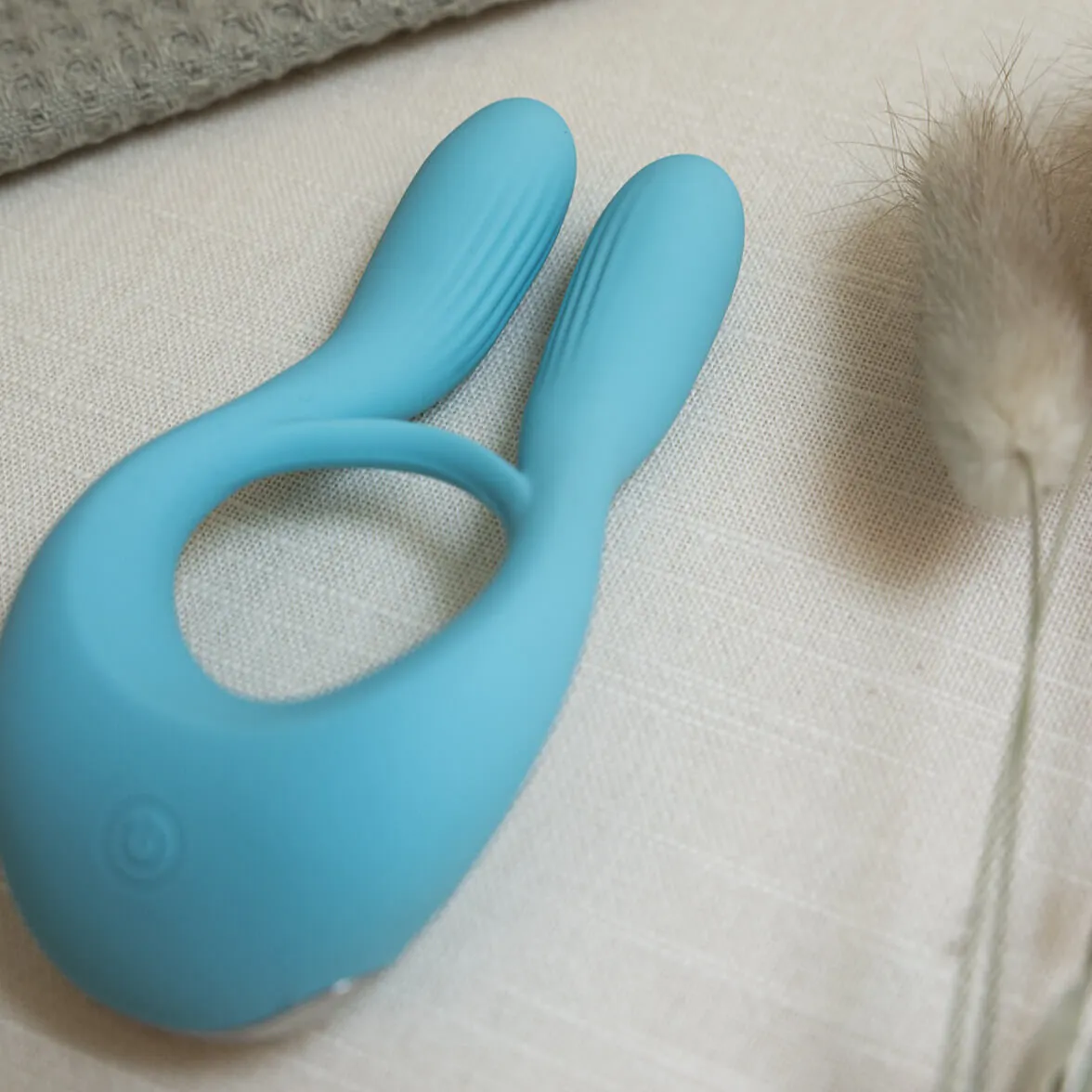 Medlar | Vulva Contouring Cock Ring with Vibrating Clitoral Prongs